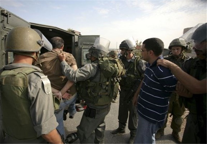 العدو الصهیونی یعتقل 12 فلسطینیا من الضفة الغربیة لیضیفهم الى 7 آلاف اسیر یقبعون فی سجونه