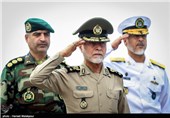 امیر سرلشکر عطاءالله صالحی فرمانده کل ارتش و امیر حبیب‌الله سیاری در مراسم رونمایی از دستاوردهای جدید نیروی دریایی ارتش - بندرعباس