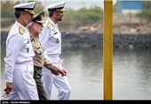 امیر سرلشکر عطاءالله صالحی فرمانده کل ارتش و امیر حبیب‌الله سیاری در مراسم رونمایی از دستاوردهای جدید نیروی دریایی ارتش - بندرعباس