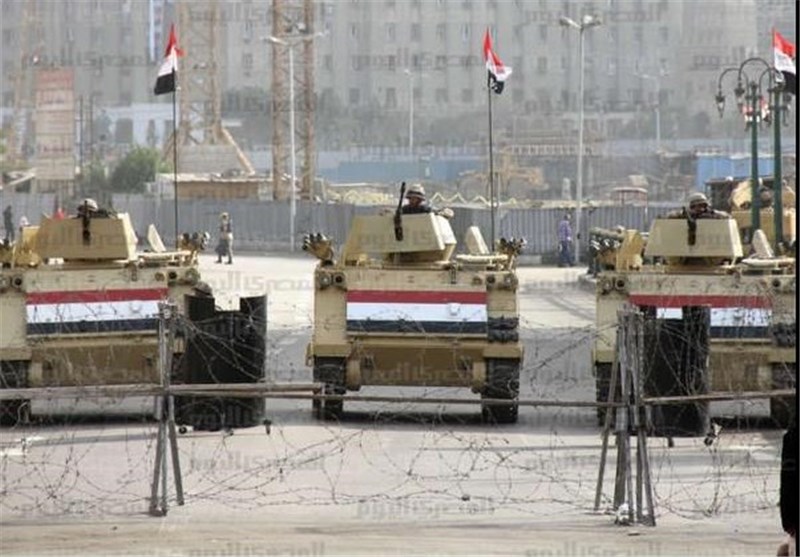استقرار خودروهای زرهی در میادین مصر همزمان با سالروز کشتار «رابعه العدویه»