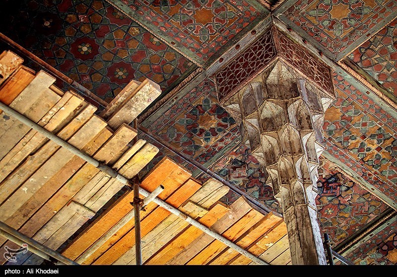 تزئینات چندصدساله ستون نگاره‌های ایوان عالی‌قاپوی اصفهان کشف شد