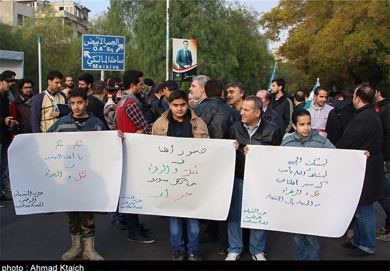 تجمع اعتراض آمیز در برابر ساختمان سفارت ترکیه در دمشق +فیلم وعکس