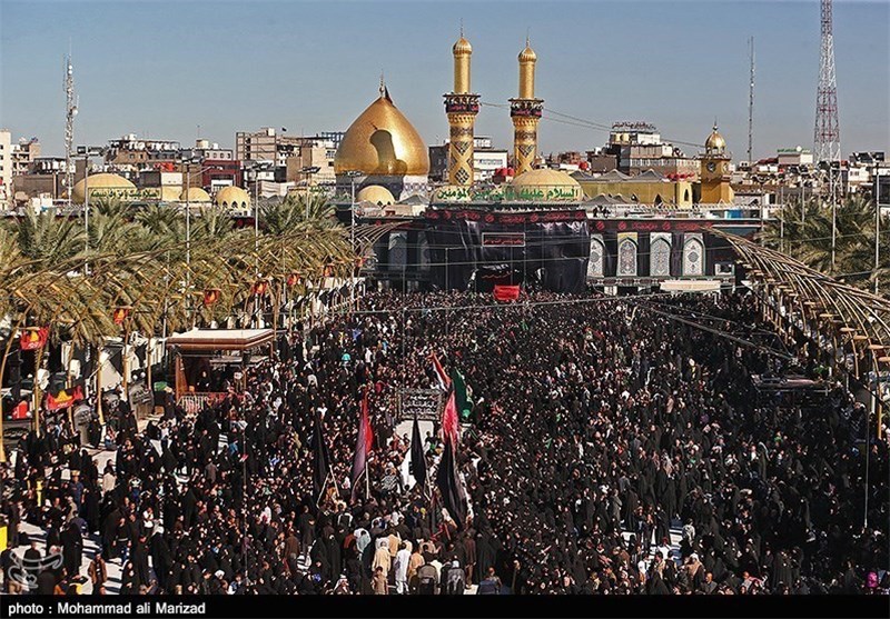 نصب تصاویر امام خامنه‌ای و علمای شیعه عراق در مسیر راه‌پیمایی اربعین حسینی