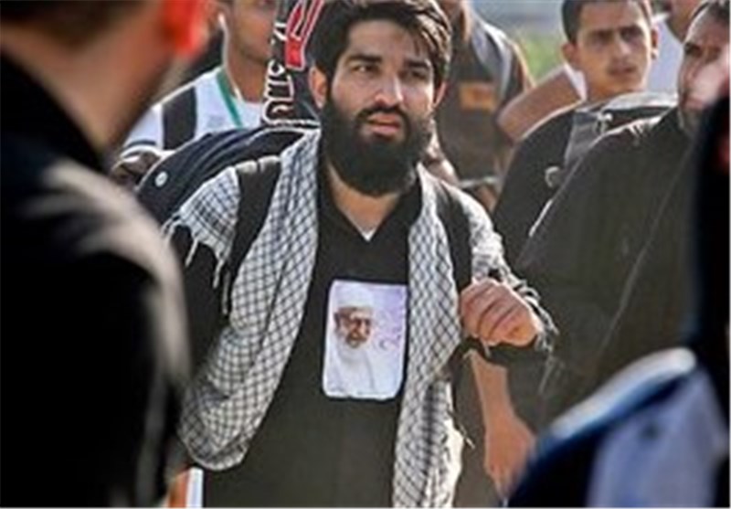 حمل تصاویر رهبر معظم انقلاب اسلامی در پیاده‌روی اربعین