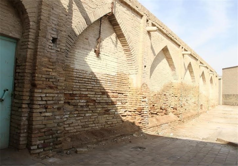 نم، بی‌سر و صدا از دیوار مسجد امام اصفهان بالا می‌رود 📷