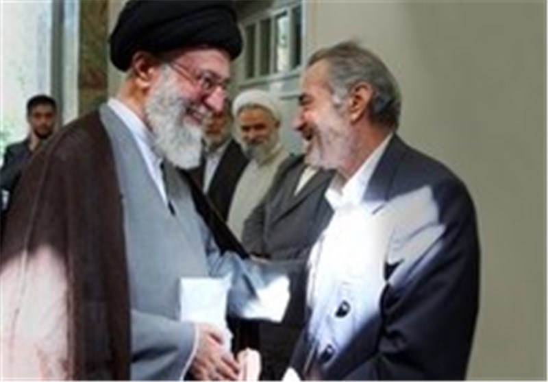 تصویر منتشرنشده از دیدار امام خامنه‌ای با خانواده مرحوم پرورش + عکس