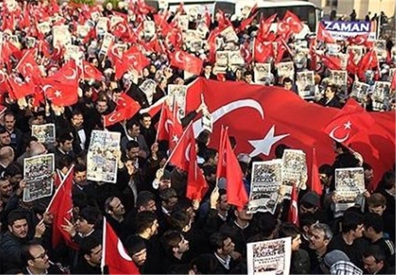 تظاهرات مردم ترکیه در اعتراض به یورش پلیس به رسانه‌های خبری