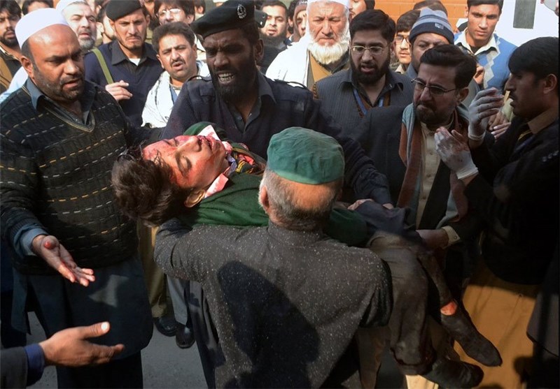 نیمی از 500 گروگان در مدرسه پیشاور پاکستان آزاد شدند؛ تا کنون 126 نفر کشته شده‌‌اند 📷