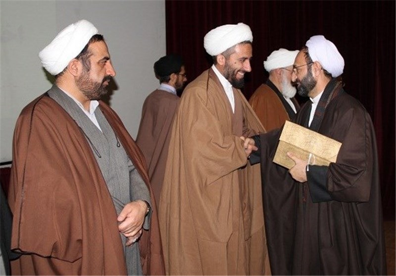 طلاب و روحانیون پژوهشگر قزوین تجلیل شدند