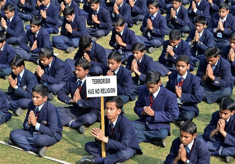 اعلام همبستگی دانش آموزان هند و پاکستان با قربانیان حادثه مدرسه «پیشاور» + تصاویر