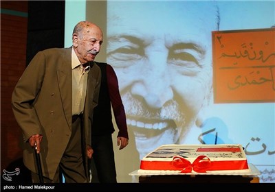 مرحوم مرتضی احمدی هنرمند پیشکسوت سینما، تئاتر، تلویزیون و رادیو در جشن تولد 88 سالگی‌اش