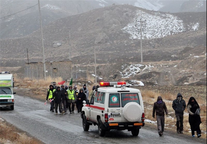 فرد گم‌شده در کوه‌ کرکس نطنز پس از 3 روز جست‌وجو زنده پیدا شد