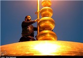 فیلم/ مراسم تعویض پرچم گنبد امام رضا (ع) در دهه کرامت