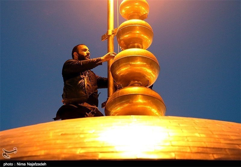 فیلم/ مراسم تعویض پرچم گنبد امام رضا (ع) در دهه کرامت