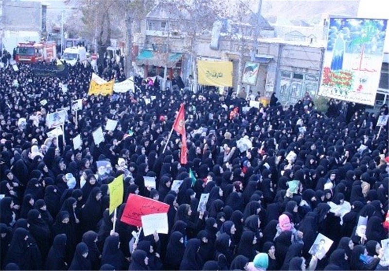 مردم کرمانشاه در اعتراض به مجله فرانسوی راهپیمایی می‌کنند