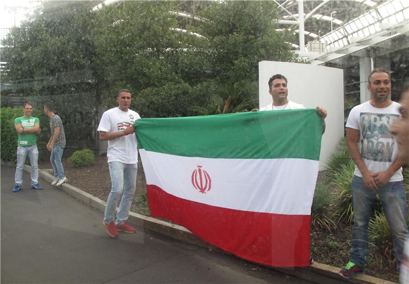 استقبال هواداران ایرانی از بازیکنان تیم ملی مقابل هتل