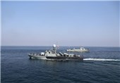 حضور ناوهای نیروی دریایی ارتش کنار &quot;کشتی نجات&quot; در خلیج عدن