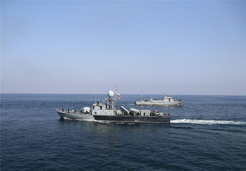 حضور ناوهای نیروی دریایی ارتش کنار &quot;کشتی نجات&quot; در خلیج عدن