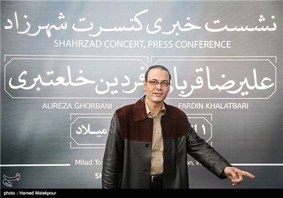 علیرضا قربانی خواننده هنگام ورود به محل نشست خبری کنسرت شهرزاد