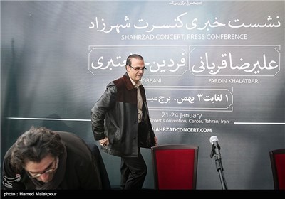 علیرضا قربانی خواننده هنگام ورود به محل نشست خبری کنسرت شهرزاد