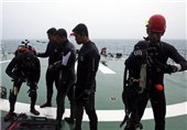 Teams of Indonesian Divers Resume Search for AirAsia Recorders, Victims