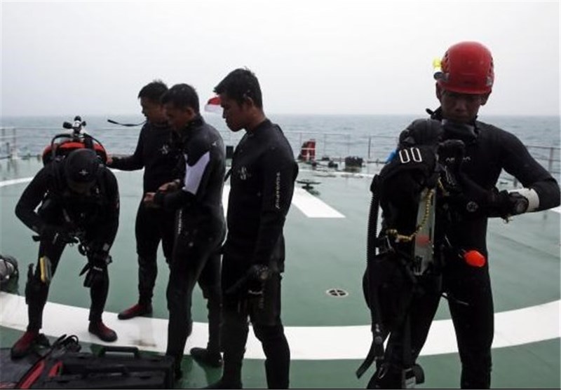 Divers Join AirAsia Wreck Search as Bad Weather Relents