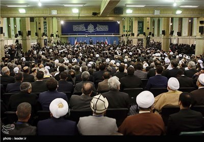 الامام الخامنئی یستقبل ضیوف المؤتمر الدولی للوحدة الاسلامیة