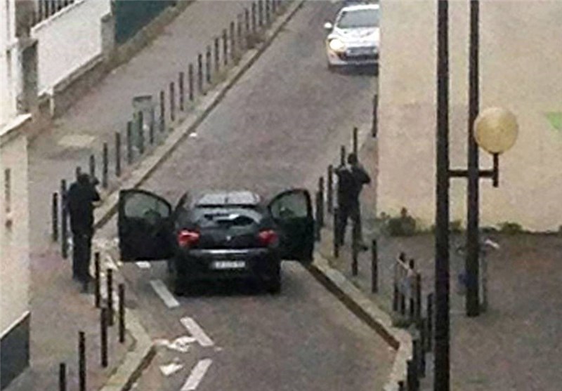 فرار خودروی پلیس فرانسه از تیررس مهاجمان «شارلی ابدو» + فیلم