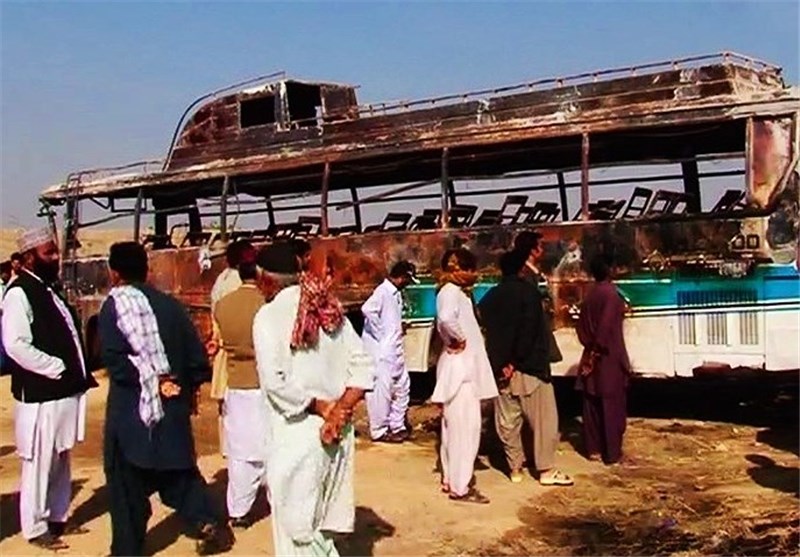 57 کشته در حاثه تصادف اتوبوس با یک تانکر نفت در کراچی پاکستان + تصاویر