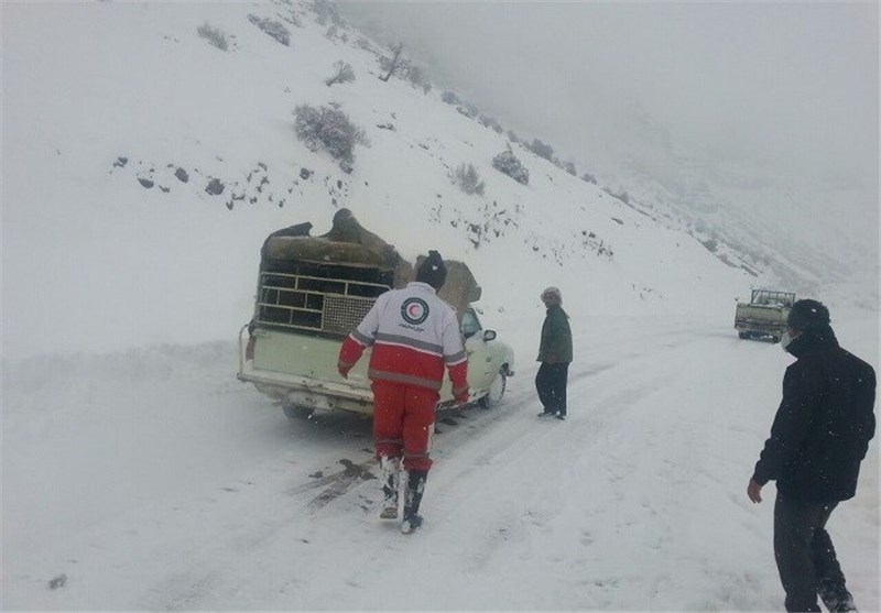 سرنشینان 60 دستگاه خودروی گرفتار در برف و کولاک زنجان نجات یافتند
