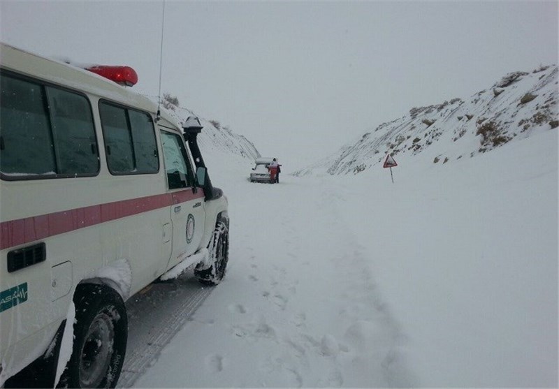 امدادرسانی به خودروهای گرفتار در برف شهرستان نطنز