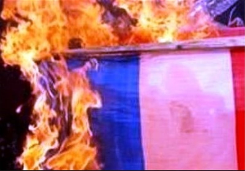 فلسطینی‌ها در اعتراض به هفته‌نامه «شارلی ابدو» پرچم فرانسه را به آتش کشیدند