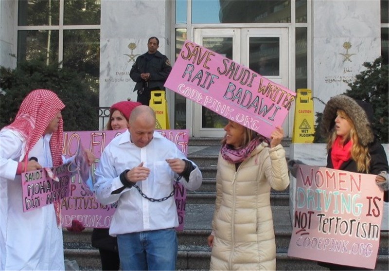 برگزاری تجمعی اعتراضی مقابل سفارت عربستان در واشنگتن + عکس