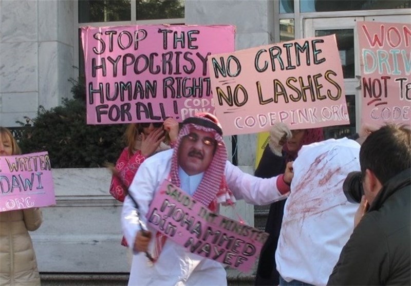 معارضون سعودیون یحتجون أمام السفارة السعودیة فی واشنطن علی انتهاک حقوق الانسان + صور