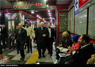 Iran's FM Goes to Work Using Subway Train in Clean Air Day