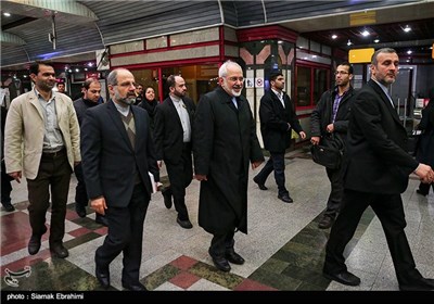 Iran's FM Goes to Work Using Subway Train in Clean Air Day