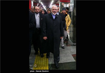 Iran's FM Goes to Work Using Subway Train in Clean Air Day