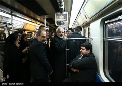 Iran's FM Goes to Work Using Subway Train in Clean Air Day