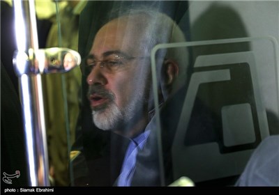 Iran's FM Goes to Work Using Subway Train in Clean Air Day