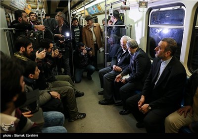 Iran's FM Goes to Work Using Subway Train in Clean Air Day