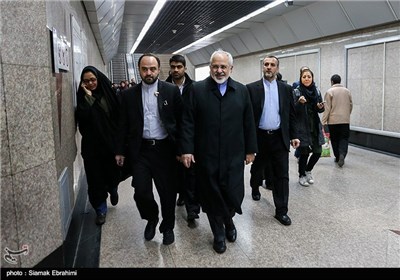 Iran's FM Goes to Work Using Subway Train in Clean Air Day