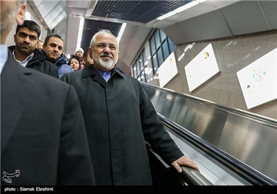 Iran's FM Goes to Work Using Subway Train in Clean Air Day