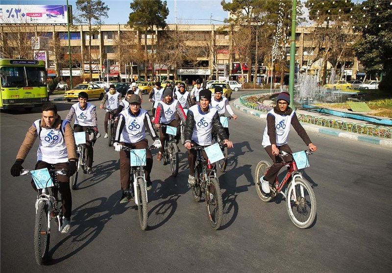 همایش دوچرخه سواری هفته هوای پاک در قم برگزار شد