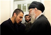 شهید جهاد مغنیه در کنار امام خامنه‌ای + تصاویر