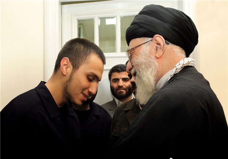 شهید جهاد مغنیه در کنار امام خامنه‌ای + تصاویر