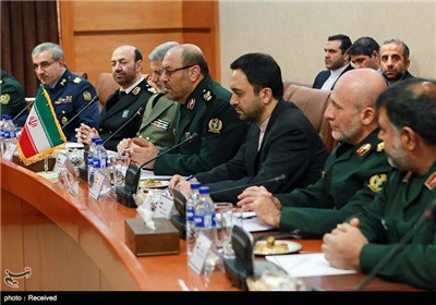 Iranian, Russian Defense Ministers Meet in Tehran