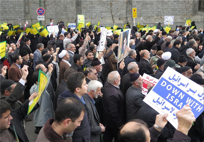 طنین سرودهای انقلابی در میدان فردوسی همزمان با حرکت راهپیمایان