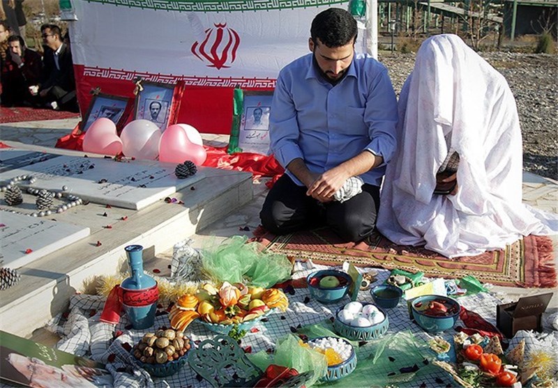 مراسم عقد یک زوج دانشجو در جوار «مزار شهدای گمنام»