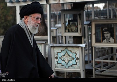 Supreme Leader Pays Tribute to Late Imam Khomeini