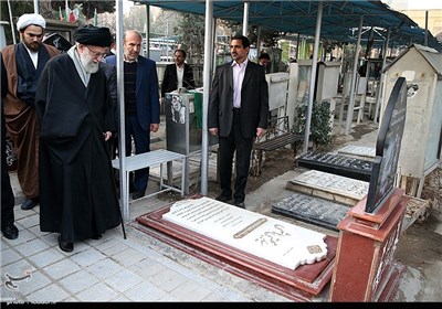 Supreme Leader Pays Tribute to Late Imam Khomeini